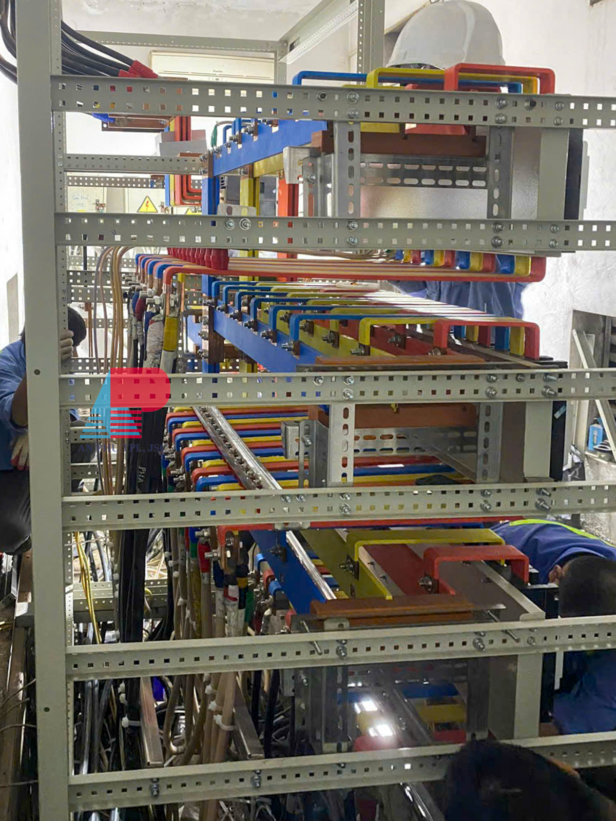 Thi Cong Lap Tram Dien Va Cau Dan Xuyen Dem 2