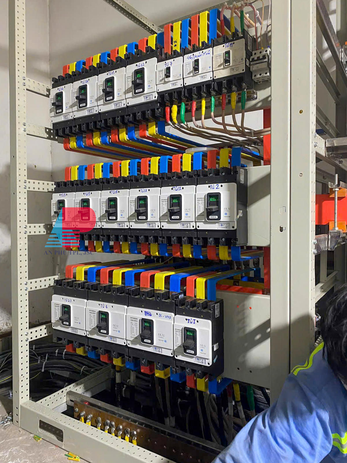 Thi Cong Lap Tram Dien Va Cau Dan Xuyen Dem 4