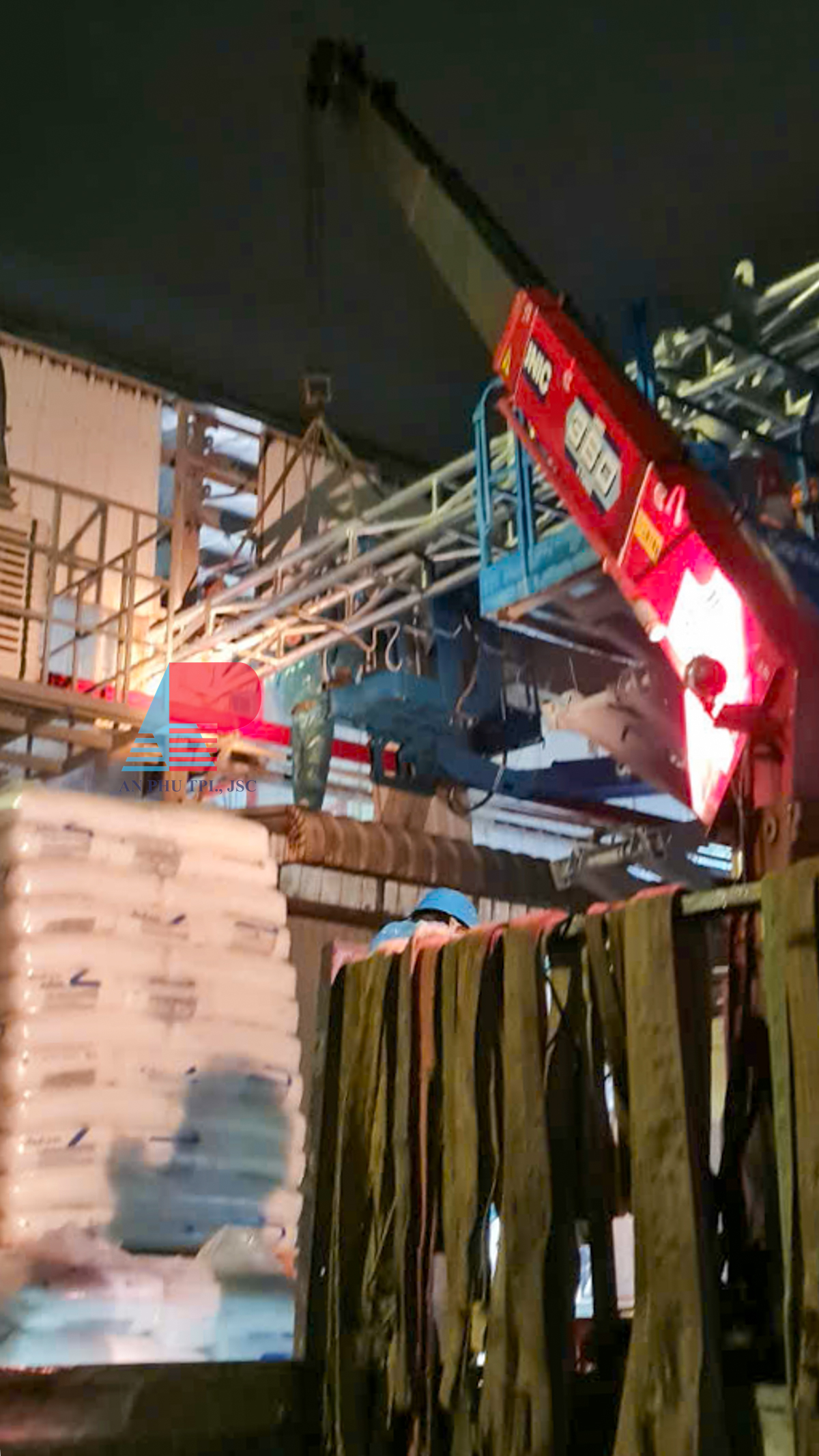 Thi Cong Lap Tram Dien Va Cau Dan Xuyen Dem 5