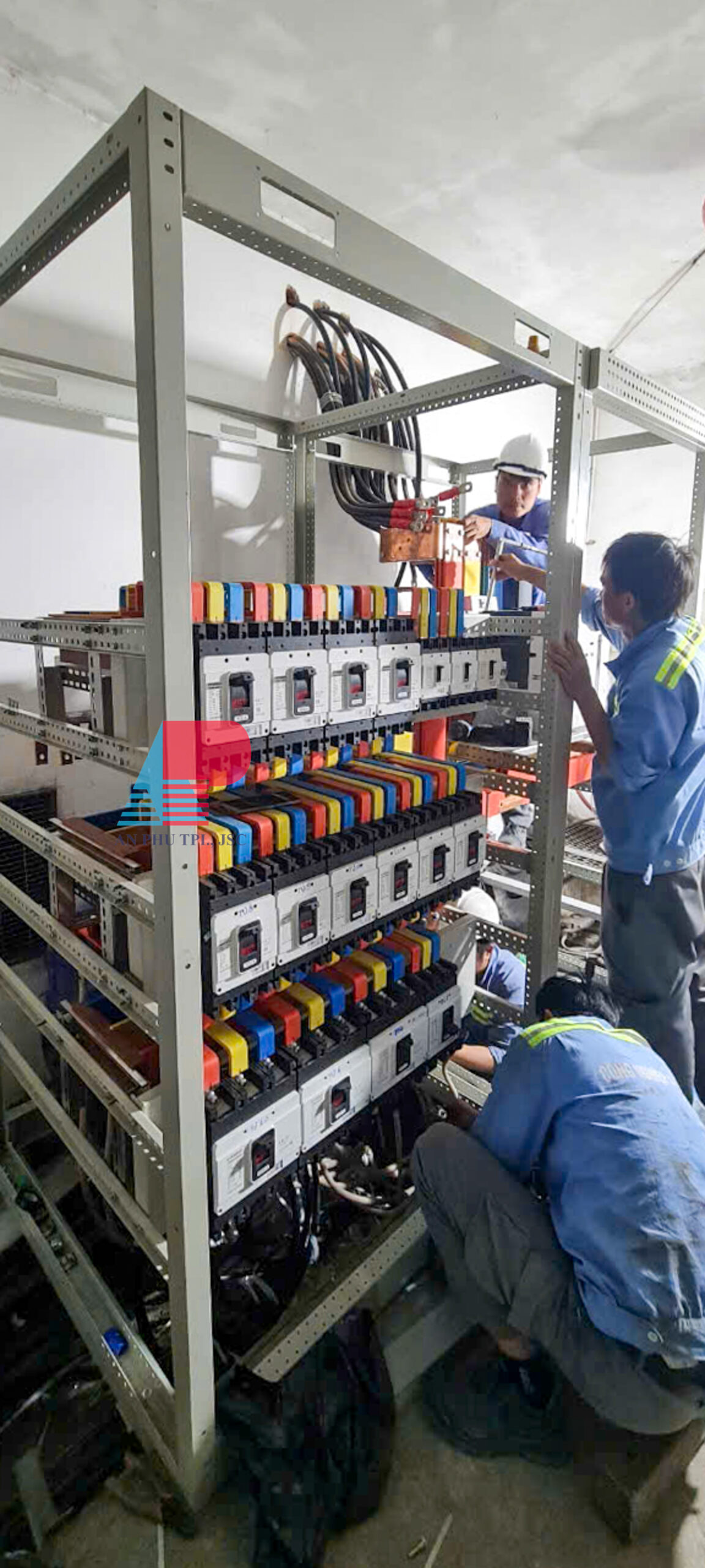 Thi Cong Lap Tram Dien Va Cau Dan Xuyen Dem 7