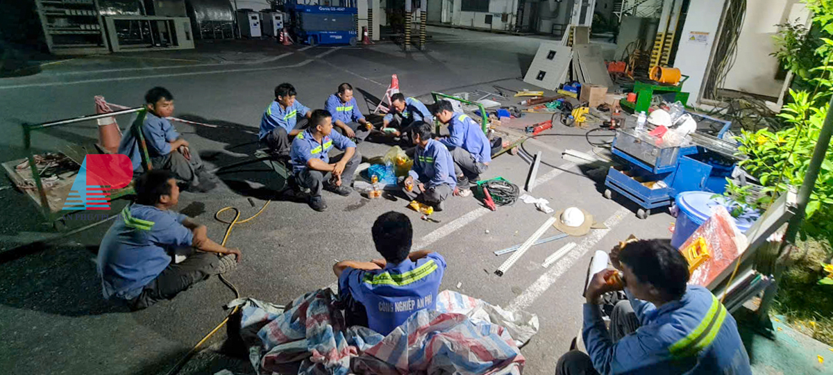 Thi Cong Lap Tram Dien Va Cau Dan Xuyen Dem 8