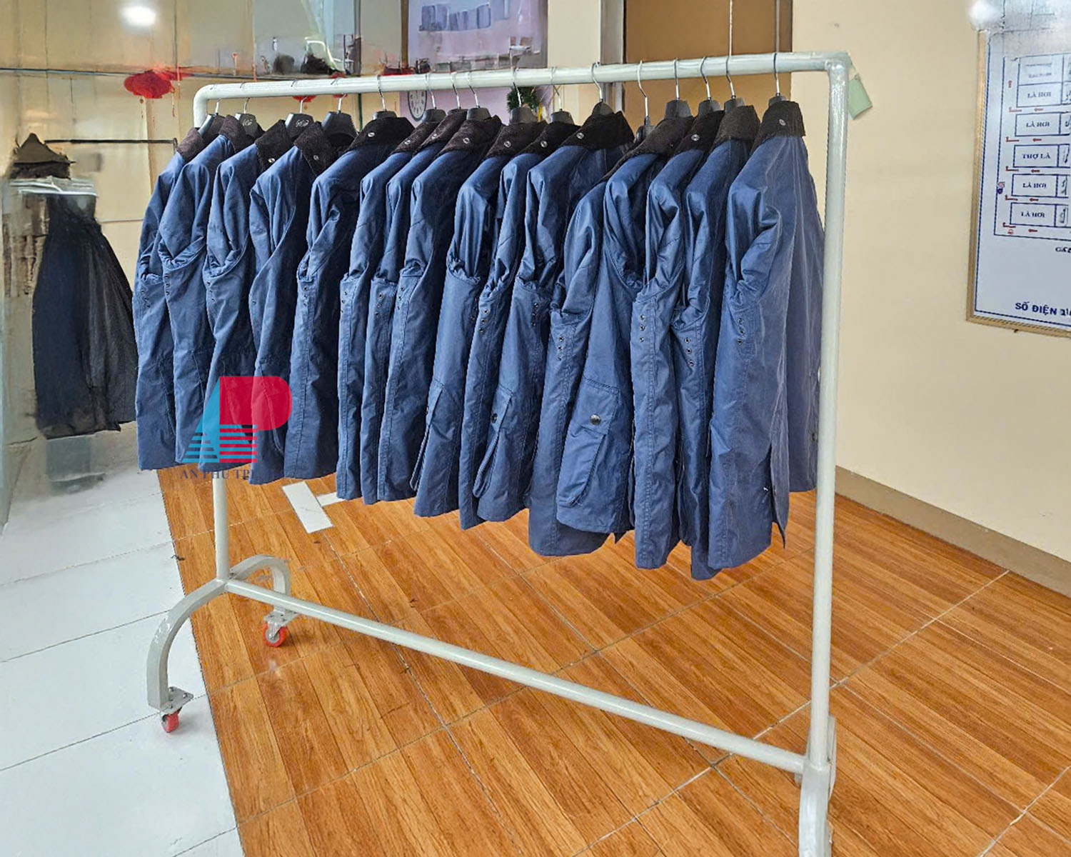 Gia treo, day hang xuong may 1