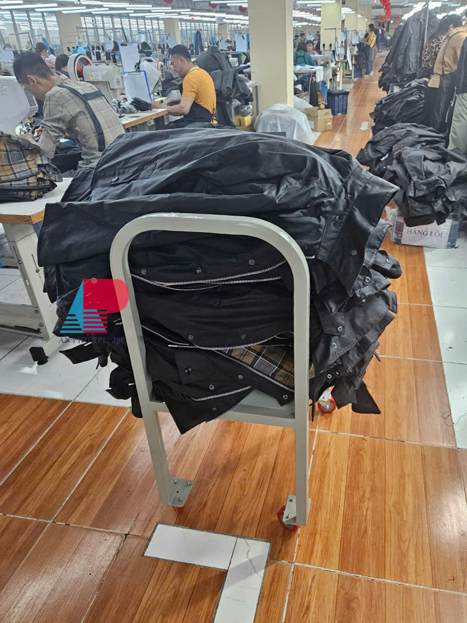 Giá treo, đẩy hàng xưởng may